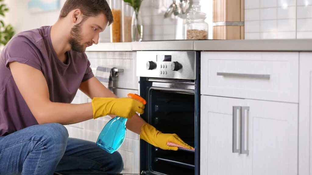 Com que frequência é recomendado limpar os eletrodomésticos da cozinha