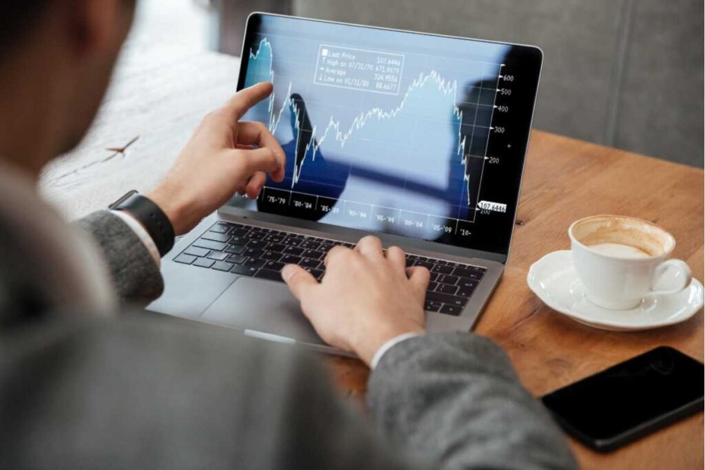 Primeiros passos nos investimentos: como entrar no mercado financeiro já no estágio